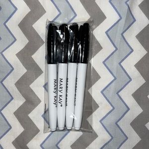 This is a markers in black color, very nice looking.